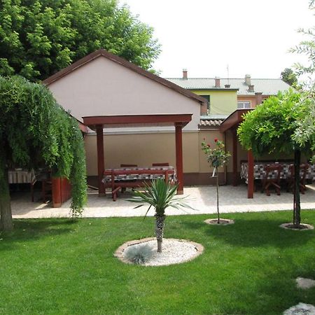 Szegfu Apartman Hajduszoboszlo Exterior foto