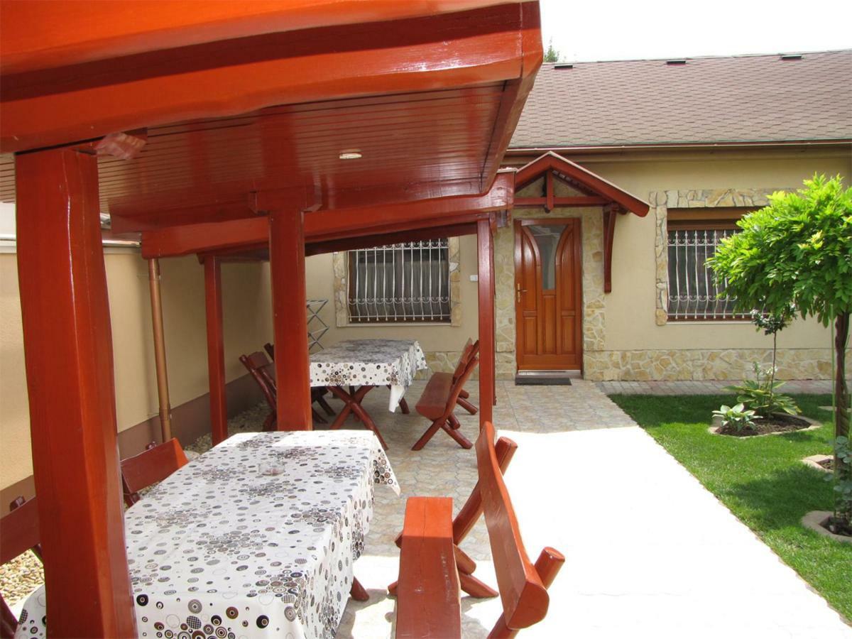 Szegfu Apartman Hajduszoboszlo Exterior foto