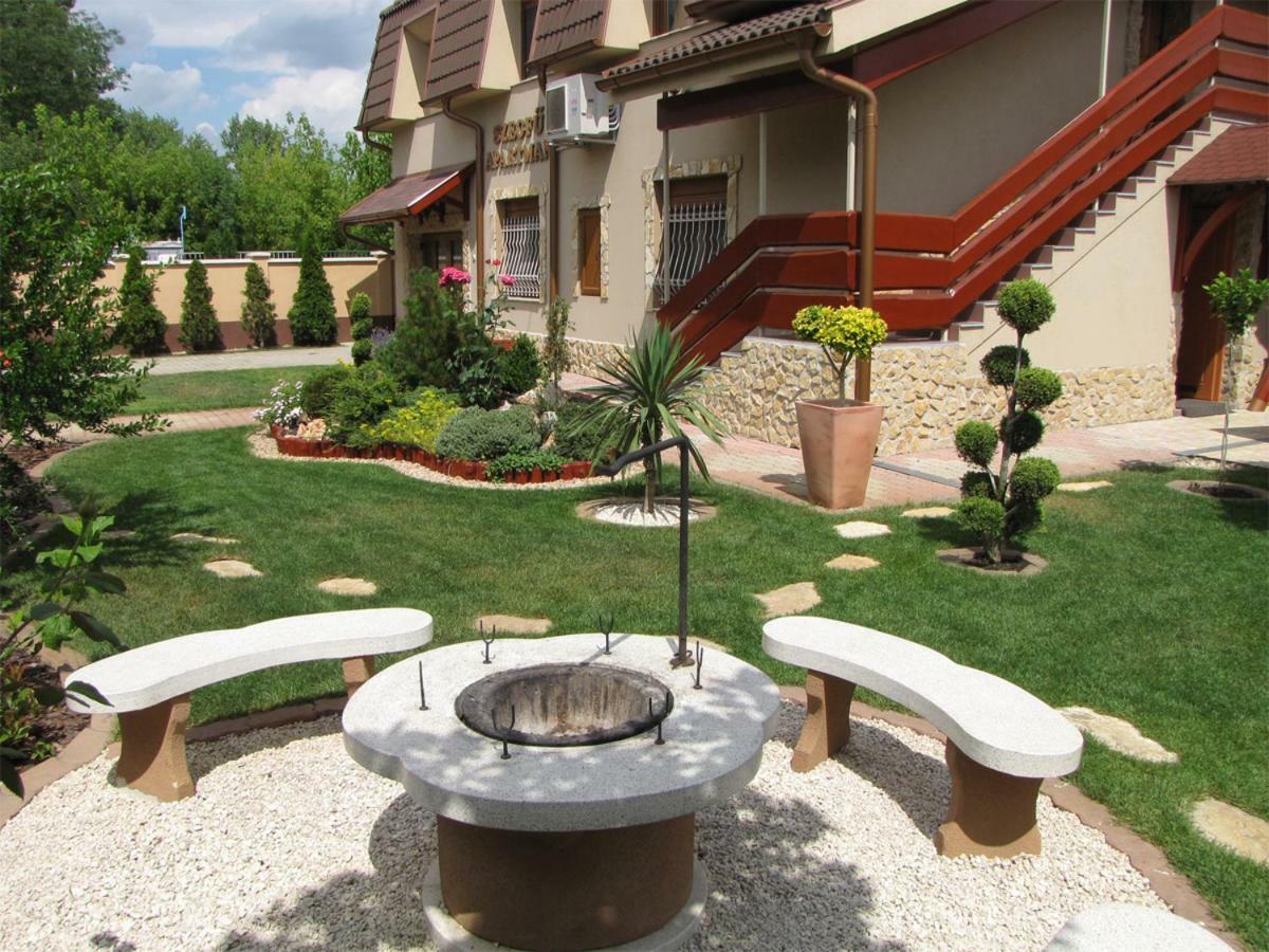 Szegfu Apartman Hajduszoboszlo Exterior foto